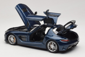 Mercedes SLS AMG Black Series Daytona Blue Metallic Minichamps 1:18 110033026 Fém – 5. kép a 8-ből