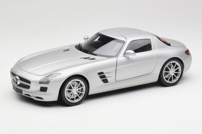 Mercedes SLS AMG C197 Iridium Ezüst Minichamps 1:18 100039026 Fém