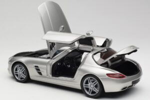 Mercedes SLS AMG C197 Matt Ezüst Minichamps 1:18 100039029 Fém – 5. kép a 8-ből