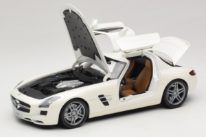 Mercedes SLS AMG Designo Mystic White Museum Edition Minichamps 1:18 B66055551 Fém – 2. kép a 8-ből