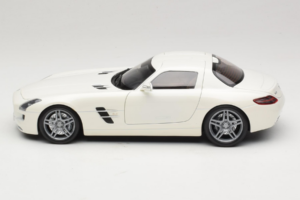 Mercedes SLS AMG Designo Mystic White Museum Edition Minichamps 1:18 B66055551 Fém – 4. kép a 8-ből