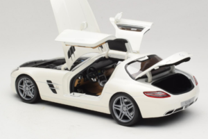 Mercedes SLS AMG Designo Mystic White Museum Edition Minichamps 1:18 B66055551 Fém – 5. kép a 8-ből