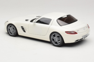 Mercedes SLS AMG Designo Mystic White Museum Edition Minichamps 1:18 B66055551 Fém – 7. kép a 8-ből