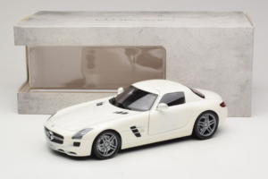 Mercedes SLS AMG Designo Mystic White Museum Edition Minichamps 1:18 B66055551 Fém – 8. kép a 8-ből