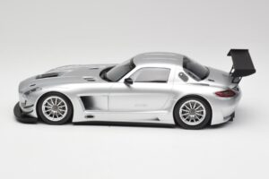Mercedes SLS AMG GT3 C197 Street Ezüst Minichamps 1:18 151113100 Fém – 3. kép a 6-ből