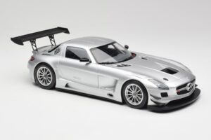 Mercedes SLS AMG GT3 C197 Street Ezüst Minichamps 1:18 151113100 Fém – 4. kép a 6-ből