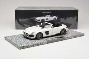 Mercedes Brabus SLS AMG 700 Biturbo Roadster Pearl Fehér Minichamps 1:18 107032130 Fém – 6. kép a 6-ből