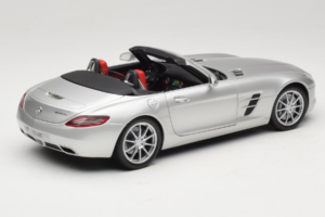Mercedes SLS AMG Roadster Iridium Ezüst Minichamps 1:18 B66960078 Fém – 3. kép a 8-ből