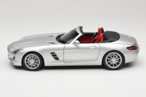 Mercedes SLS AMG Roadster Iridium Ezüst Minichamps 1:18 B66960078 Fém – 4. kép a 8-ből