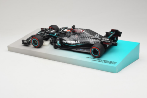 Mercedes W11 #63 G. Russell Mercedes AMG Petronas Sakhir Grand Prix 2020 Minichamps 1:18 113201663 Gyanta – 5. kép a 7-ből