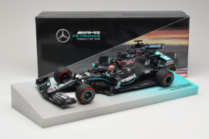 Mercedes W11 #63 G. Russell Mercedes AMG Petronas Sakhir Grand Prix 2020 Minichamps 1:18 113201663 Gyanta – 7. kép a 7-ből