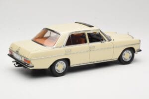 Mercedes W115 Strich 8 Krémszínű Sun Star 1:18 4581 Fém – 3. kép a 8-ből