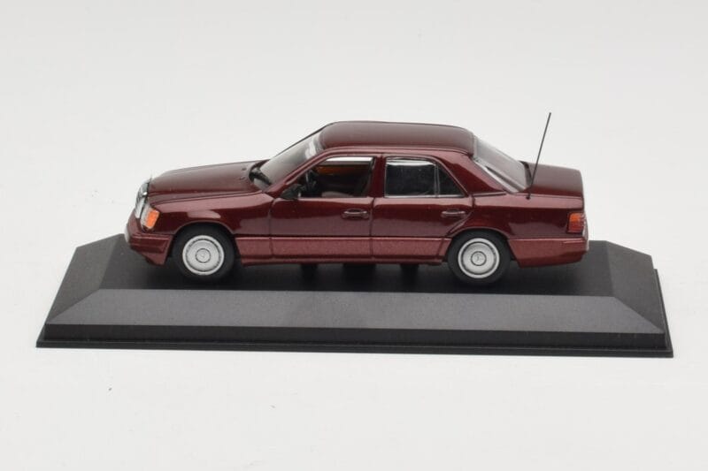 Mercedes W124 Dark Red Metallic Minichamps 1:43 Mercedes W124 Dark Red Metallic Minichamps 1:43 MB002 Fém