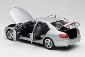 Mercedes E-osztály W212 Avantgarde Iridium Ezüst Festés 2. kiadás Minichamps 1:18 B66960212-D2 Fém – 5. kép a 11-ből