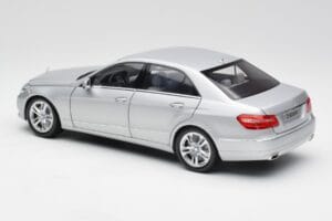 Mercedes E-osztály W212 Avantgarde Iridium Ezüst Festés 2. kiadás Minichamps 1:18 B66960212-D2 Fém – 7. kép a 11-ből