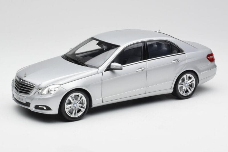 Mercedes E-osztály W212 Avantgarde Iridium Ezüst Festés 2. kiadás Minichamps 1:18 B66960212-D2 Fém