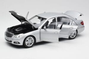 Mercedes E-osztály W212 Avantgarde Iridium Ezüst Festés 1. kiadás Minichamps 1:18 B66960212-D1 Fém – 2. kép a 11-ből