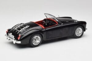 MGA English Roadster Fekete Revell 1:18 84559091 Fém – 3. kép a 8-ből