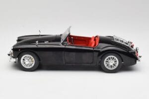 MGA English Roadster Fekete Revell 1:18 84559091 Fém – 4. kép a 8-ből
