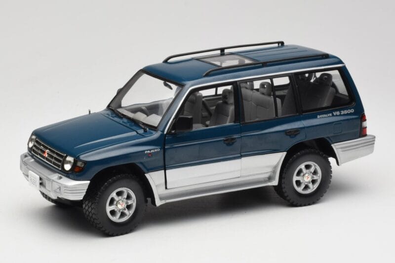 Mitsubishi Pajero V20 LWB Kék & Ezüst Sun Star 1:18 1212 Fém
