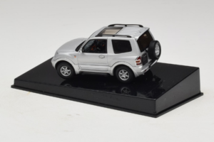 Mitsubishi Pajero SWB Ezüst AUTOart 1:43 57113 Fém – 3. kép a 4-ből