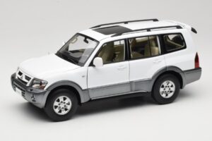 Mitsubishi Pajero V73 Fehér YC Model 1:18 241218040103010206 Fém