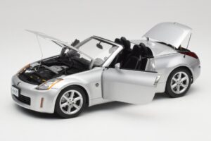 Nissan 350Z Z33 Roadster Diamond Ezüst AUTOart 1:18 77371 Fém – 2. kép a 8-ből
