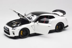 Nissan GT-R R35 Track Edition NISMO Pearl White MotorHelix 1:18 M83518 Fém – 2. kép a 8-ből