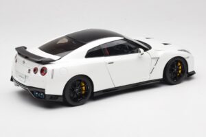 Nissan GT-R R35 Track Edition NISMO Pearl White MotorHelix 1:18 M83518 Fém – 3. kép a 8-ből