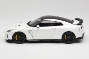 Nissan GT-R R35 Track Edition NISMO Pearl White MotorHelix 1:18 M83518 Fém – 4. kép a 8-ből