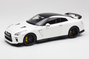 Nissan GT-R R35 Track Edition NISMO Pearl White MotorHelix 1:18 M83518 Fém
