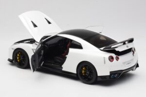 Nissan GT-R R35 Track Edition NISMO Pearl White MotorHelix 1:18 M83518 Fém – 5. kép a 8-ből