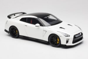 Nissan GT-R R35 Track Edition NISMO Pearl White MotorHelix 1:18 M83518 Fém – 6. kép a 8-ből