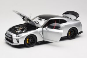 Nissan GT-R R35 Track Edition NISMO T-Spec Ultimate Metal Silver MotorHelix 1:18 M83517 Fém – 2. kép a 8-ből