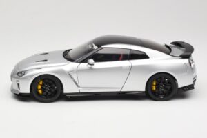Nissan GT-R R35 Track Edition NISMO T-Spec Ultimate Metal Silver MotorHelix 1:18 M83517 Fém – 4. kép a 8-ből