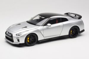 Nissan GT-R R35 Track Edition NISMO T-Spec Ultimate Metal Silver MotorHelix 1:18 M83517 Fém