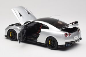 Nissan GT-R R35 Track Edition NISMO T-Spec Ultimate Metal Silver MotorHelix 1:18 M83517 Fém – 5. kép a 8-ből