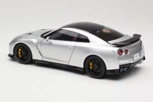 Nissan GT-R R35 Track Edition NISMO T-Spec Ultimate Metal Silver MotorHelix 1:18 M83517 Fém – 7. kép a 8-ből