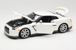 Nissan GT-R R35 Fehér Bburago 1:18 18-12079 Fém – 2. kép a 8-ből