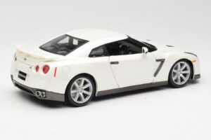 Nissan GT-R R35 Fehér Bburago 1:18 18-12079 Fém – 3. kép a 8-ből