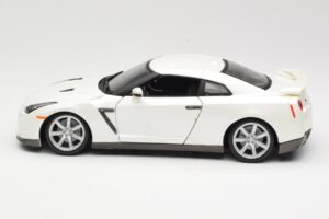 Nissan GT-R R35 Fehér Bburago 1:18 18-12079 Fém – 4. kép a 8-ből