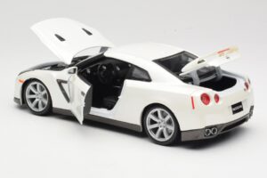 Nissan GT-R R35 Fehér Bburago 1:18 18-12079 Fém – 5. kép a 8-ből