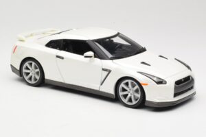 Nissan GT-R R35 Fehér Bburago 1:18 18-12079 Fém – 6. kép a 8-ből