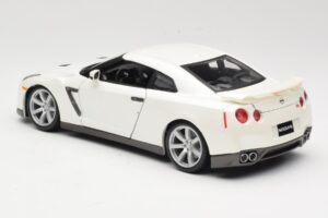 Nissan GT-R R35 Fehér Bburago 1:18 18-12079 Fém – 7. kép a 8-ből