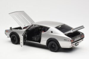 Nissan Skyline 2000 GT-R KPGC110 Ezüst Kyosho 1:18 08255S Fém – 5. kép a 8-ből
