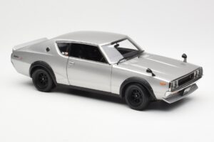 Nissan Skyline 2000 GT-R KPGC110 Ezüst Kyosho 1:18 08255S Fém – 6. kép a 8-ből