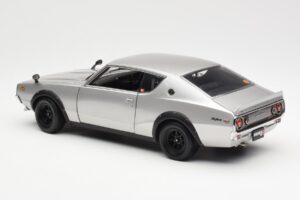 Nissan Skyline 2000 GT-R KPGC110 Ezüst Kyosho 1:18 08255S Fém – 7. kép a 8-ből