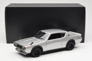 Nissan Skyline 2000 GT-R KPGC110 Ezüst Kyosho 1:18 08255S Fém – 8. kép a 8-ből