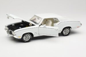 Oldsmobile Cutlass SX Fehér ERTL 1:18 33775 Fém – 2. kép a 8-ből