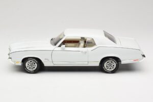 Oldsmobile Cutlass SX Fehér ERTL 1:18 33775 Fém – 4. kép a 8-ből